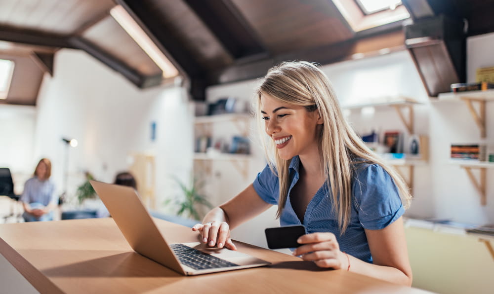 Cinco passos essenciais para abrir um e-commerce: mulher comprando pela Internet.