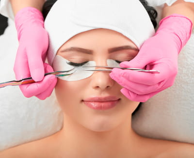 Mulher fazendo tratamento facial em Salão de Beleza