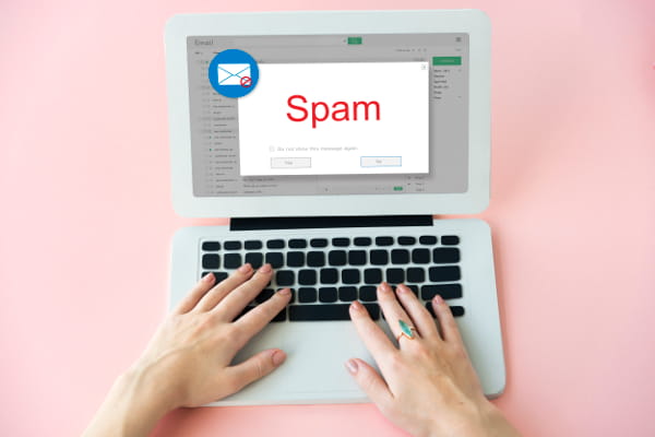 Saiba como evitar que seus e-mails caiam na caixa de spam: notebook com os dizeres spam na tela.