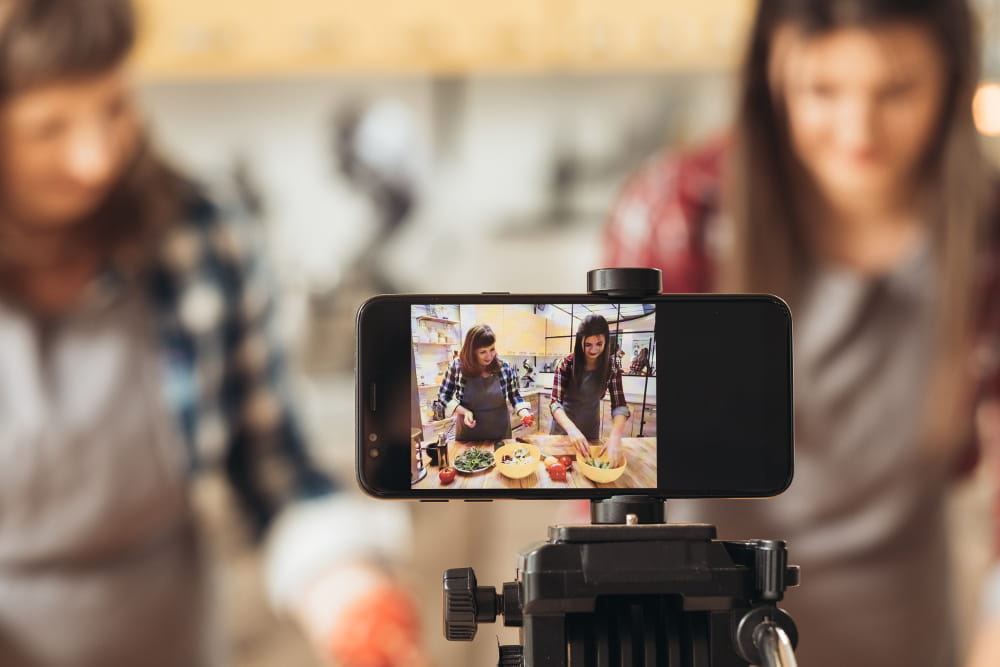 Como fazer publicidade online em 2021: mãe e filha gravando um video sobre culinária.