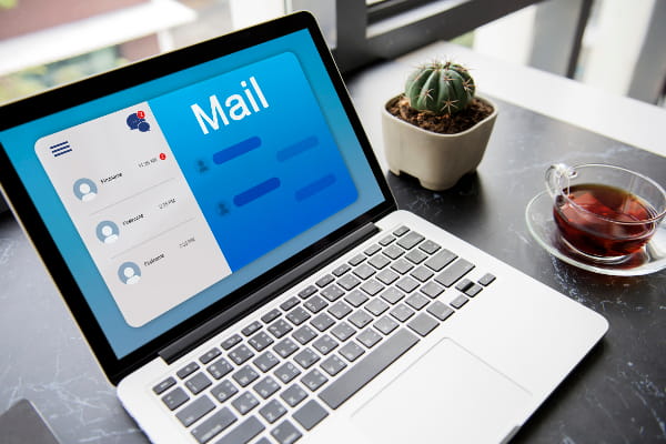 Como funciona a taxa de abertura de e-mail: notebook aberto enviando email.
