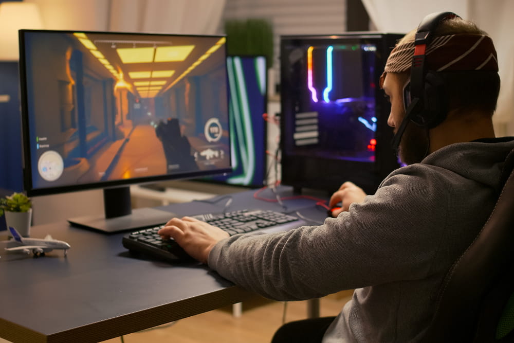 Como incorporar mídia interativa a sua estratégia: homem jogando um game no computador.