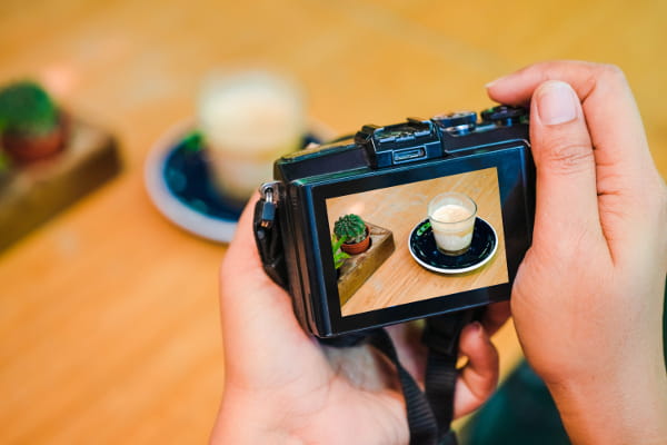 Como montar cenário para foto de produto: empresário fotografando um cafezinho.