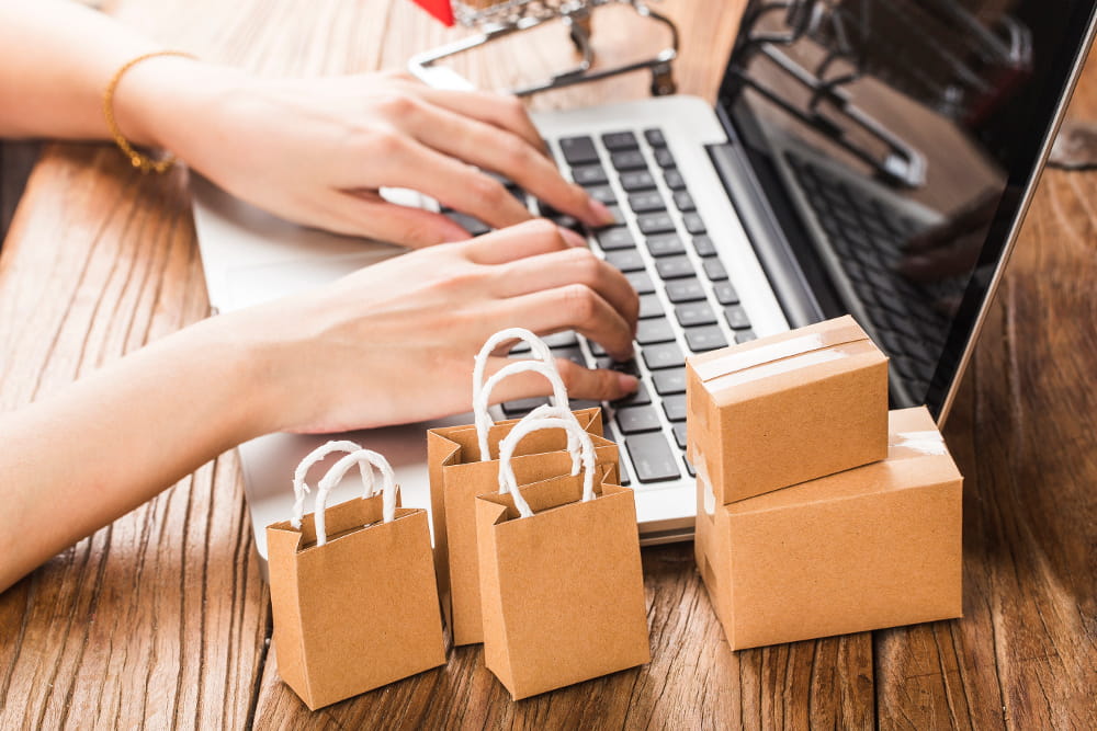 Como trabalhar o seu e-commerce no final de ano: mulher fazendo compras pela Internet.