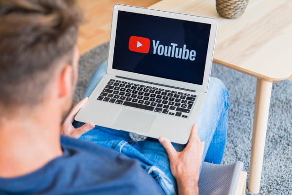 Como utilizar YouTube em sua estratégia de marketing: usuário assistindo vídeos no youtube.