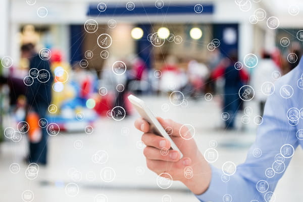 Comportamento do consumidor na era digital: cliente acessando site da Loja Virtual através do celular