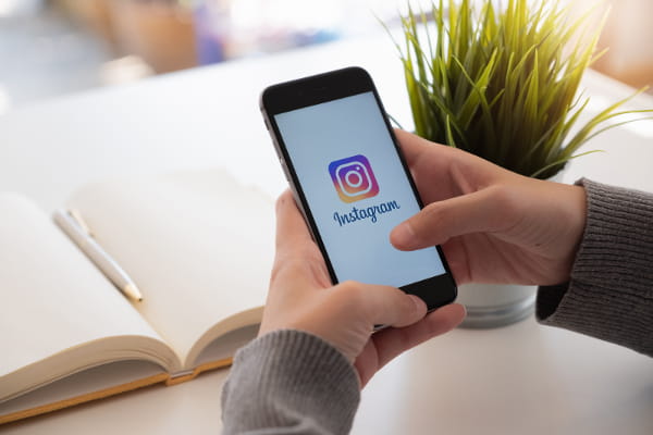 Criar conteúdo para Instagram: usuário acessando o Instagram pelo celular.