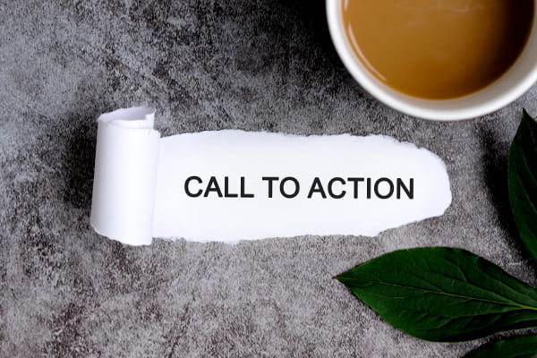 Dicas para fazer call to action: imagem escrito call to action e uma xícara de café.