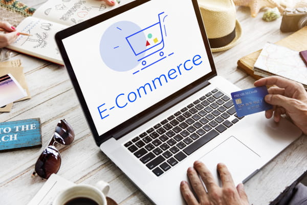 Dicas para melhorar o tráfego orgânico de e-commerce: notebook aberto em um site de e-commerce.