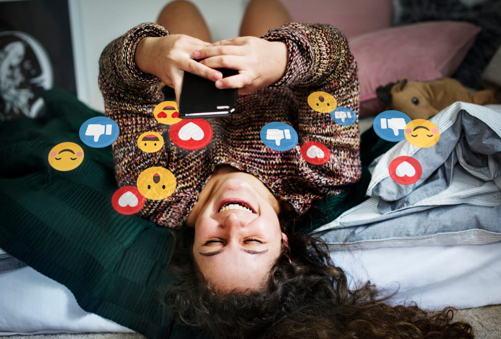 Diferenças entre consumidor online e offline: jovem interagindo nas redes sociais.