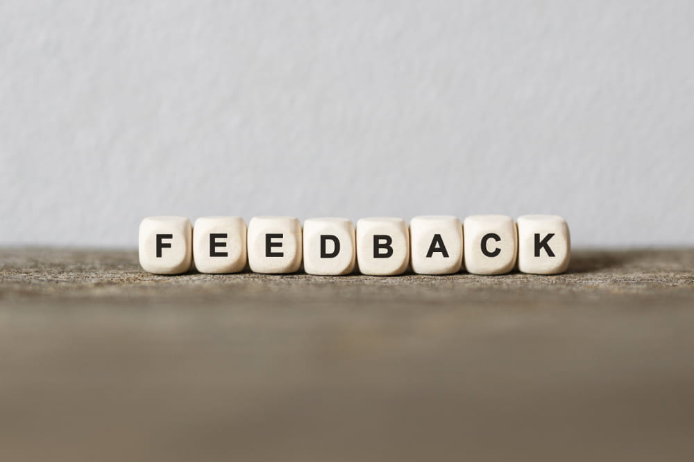Como conduzir uma estratégia de marketing com foco no cliente: imagem com letras em blocos escrito feedback.