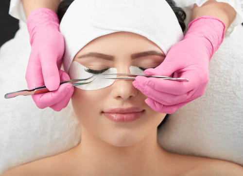 Mulher fazendo tratamento facial em Salão de Beleza