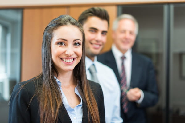 Marketing Digital para Advogados: advogados sorrindo em seu escritório de advocacia.