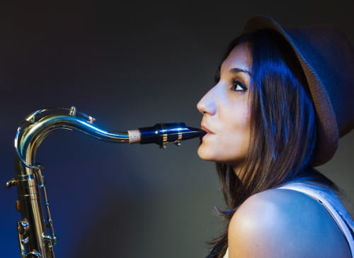 Marketing Digital para Músicos: Mulher tocando saxofone.