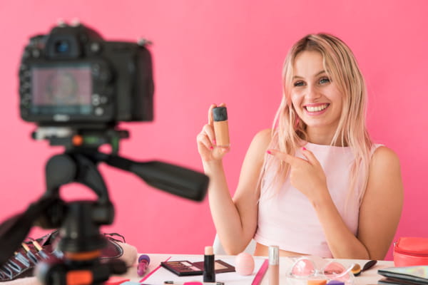 Influenciadores digitais como estratégia de marketing: mulher gravando um vídeo com dicas de beleza.