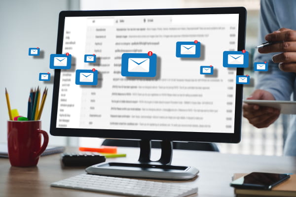 Como melhorar a velocidade de carregamento de seu site: diversos emails sendo enviados na tela do computador.