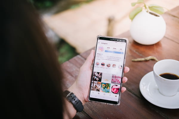 Marketing Digital em Arujá: mulher acessando o Instagram.