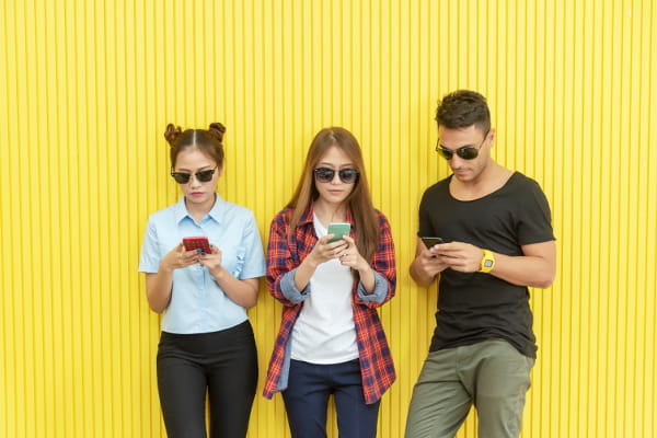 Marketing Digital em Goiânia: Jovens interagindo nas redes sociais.