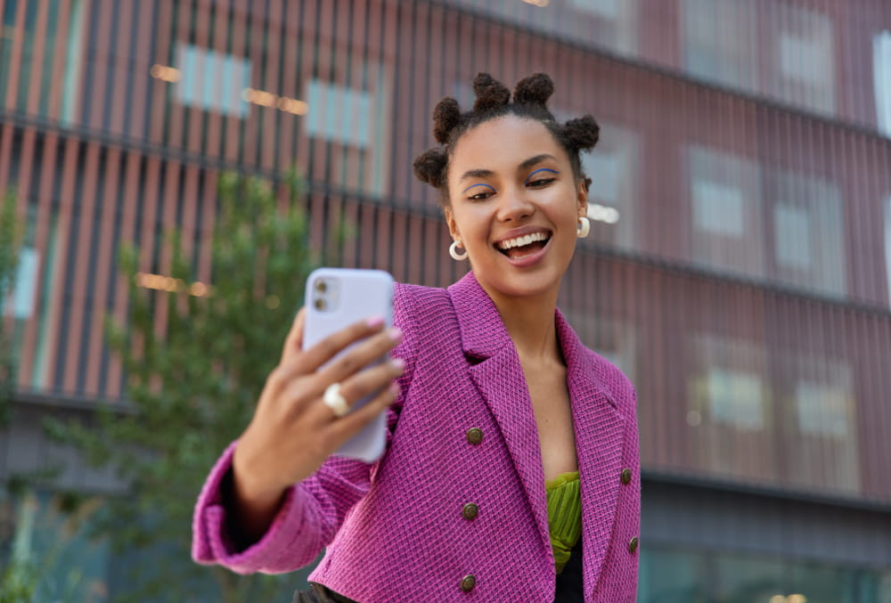 O poder do marketing de influência: mulher com um look social tirando uma selfie.