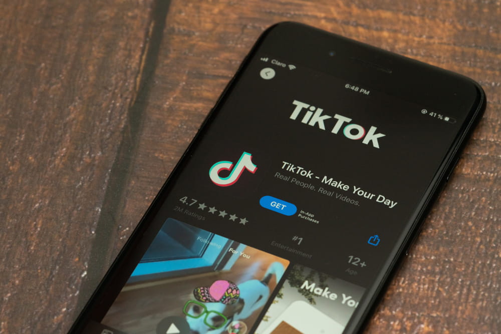 Onde anunciar: Google Ads ou TikTok?: celular mostrando o aplicativo TikTok.