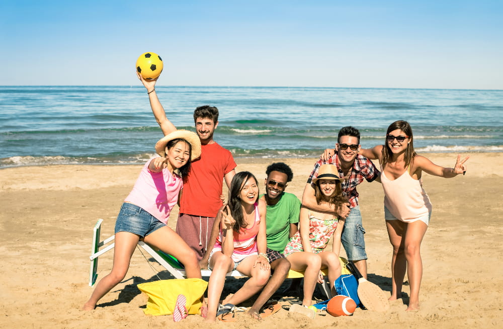 Quem são os millennials: grupo de amigos se divertindo na praia.