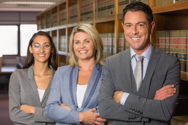 Redes Sociais para Advogados: duas advogadas e um advogado posando para foto.