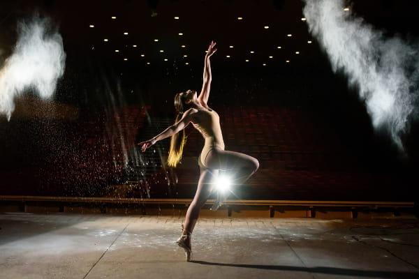 Redes Sociais para Artistas: bailarina dançando no palco.