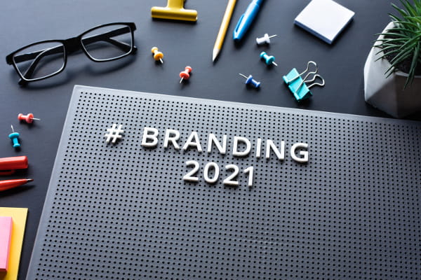 Tendências de marketing digital 2021: painel escrito branding 2021.