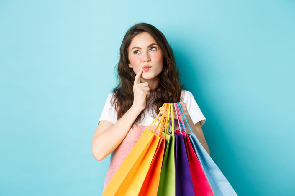 Tudo sobre psicologia do consumidor e neuromarketing: mulher com dúvida sobre o que comprar.